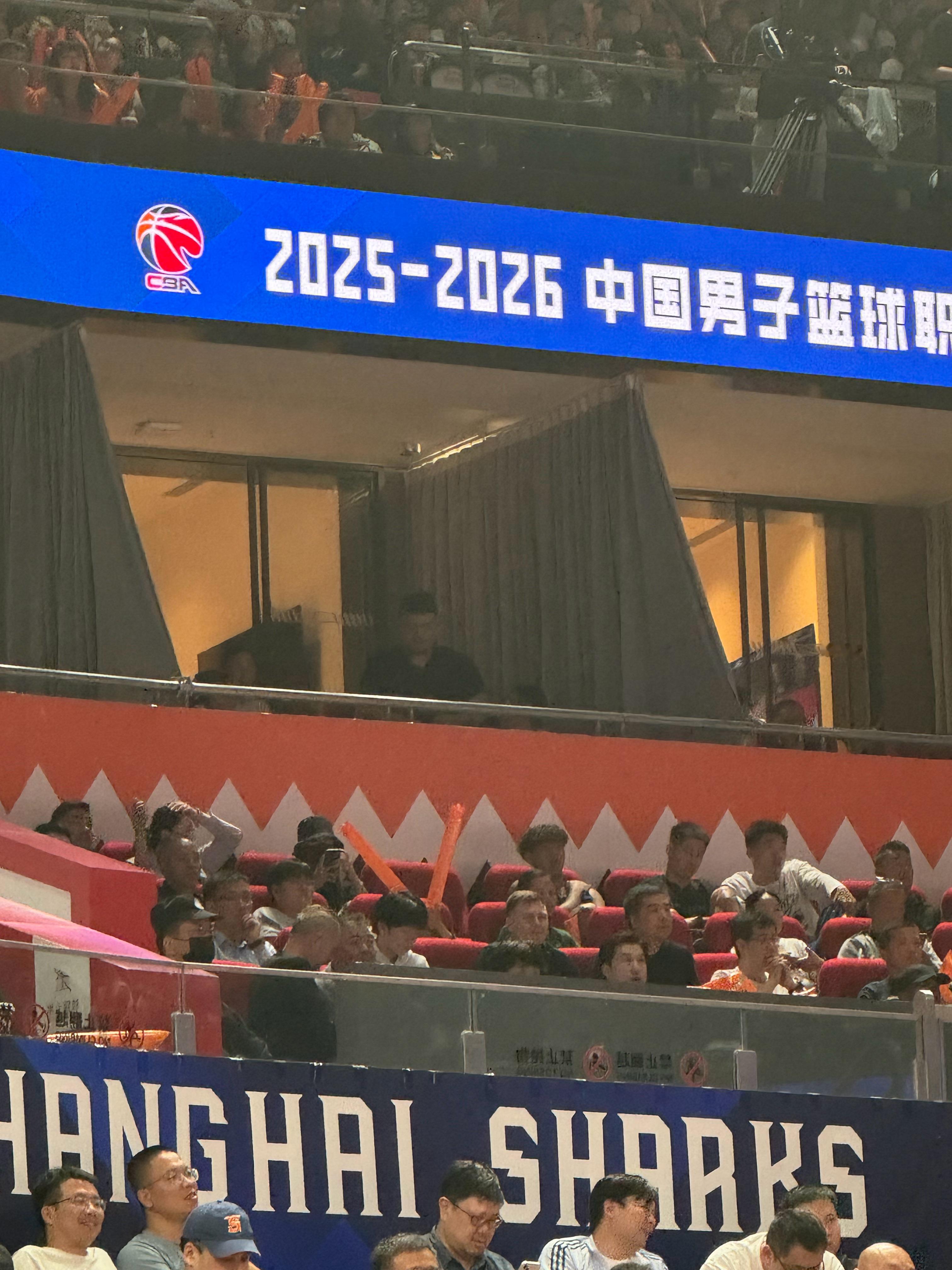 姚明、杨扬现身上海体育馆，现场观战CBA季后赛G1上海久事大鲨鱼上海男篮vs山东