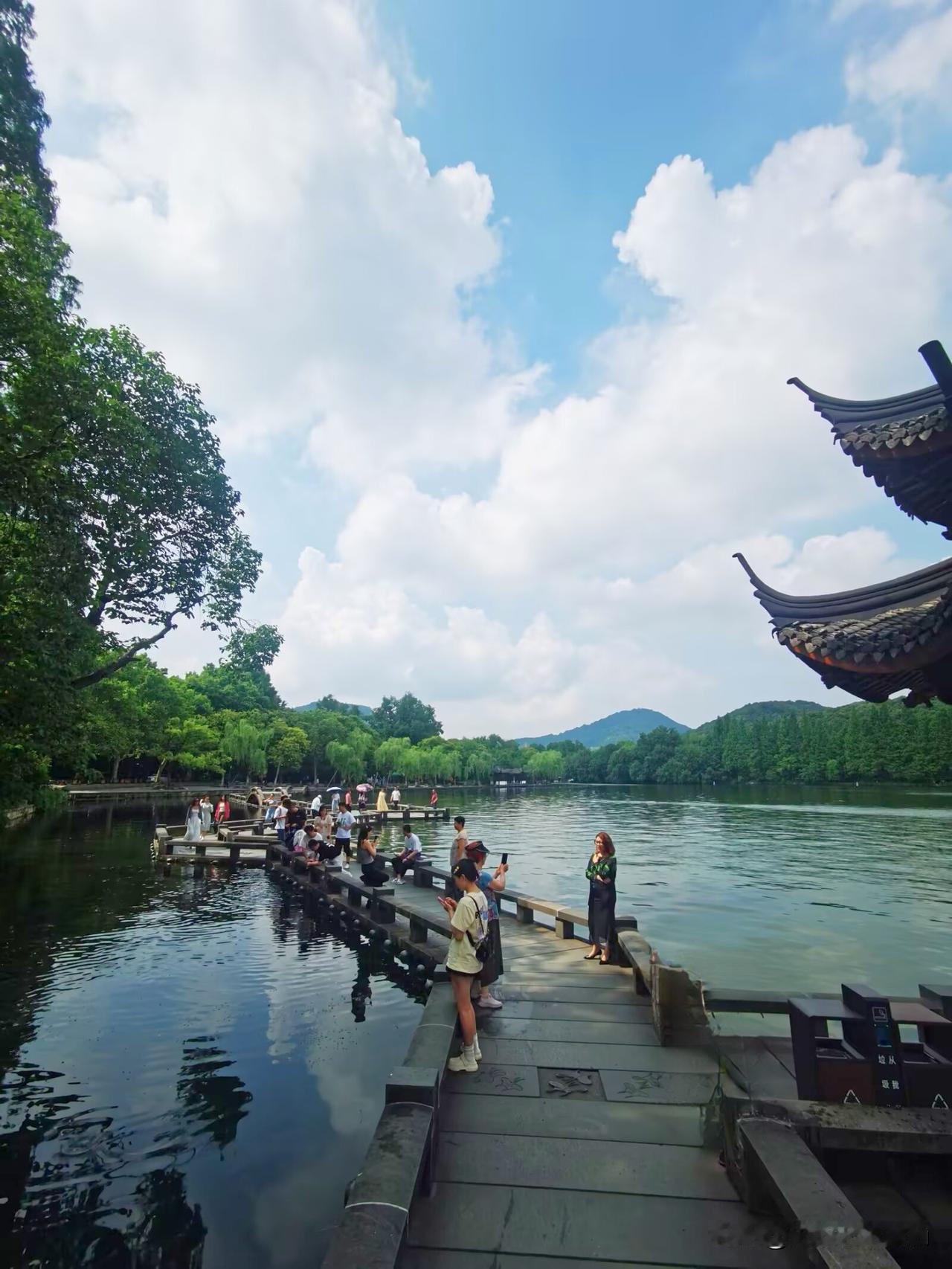 杭州‌西湖长桥公园位于西湖东南角，长桥是“西湖三大情人桥”之一，又称双投桥，免费
