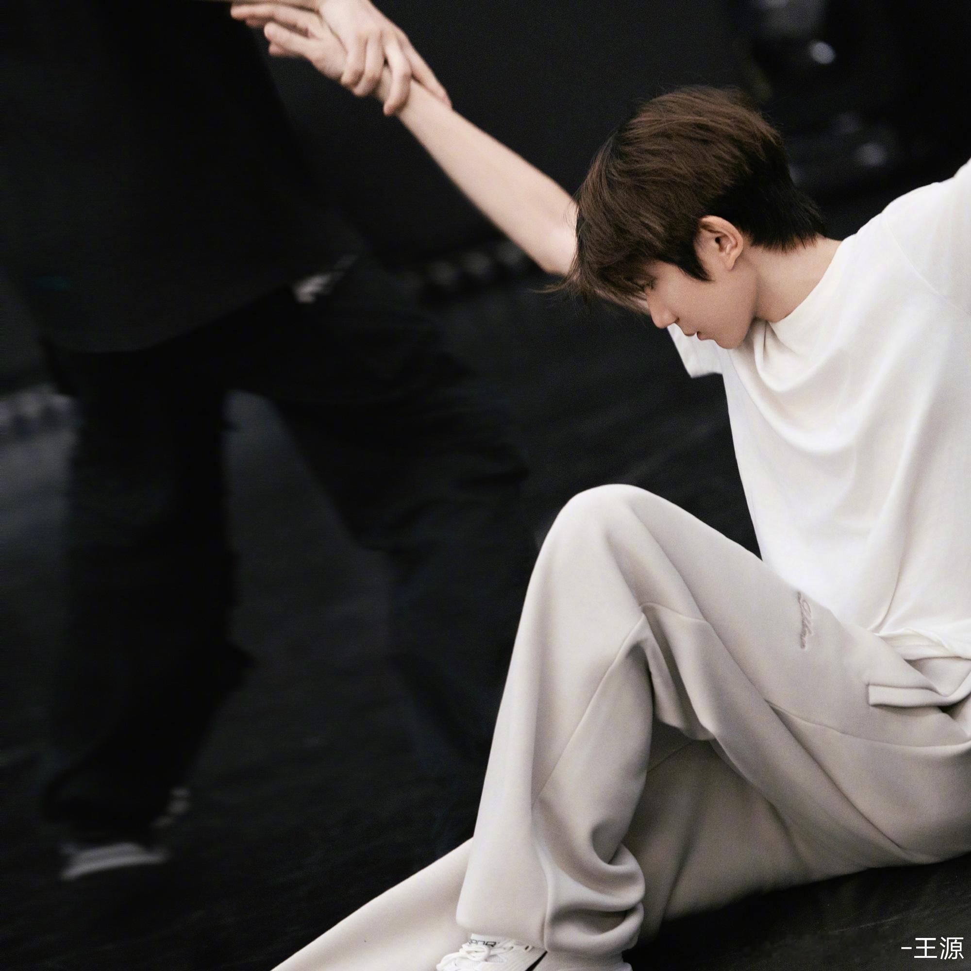 王源跨年演唱会全新曲序王源跨年演唱会曲序王源跨年演唱会有唱跳王源有歌初见舞步正酣