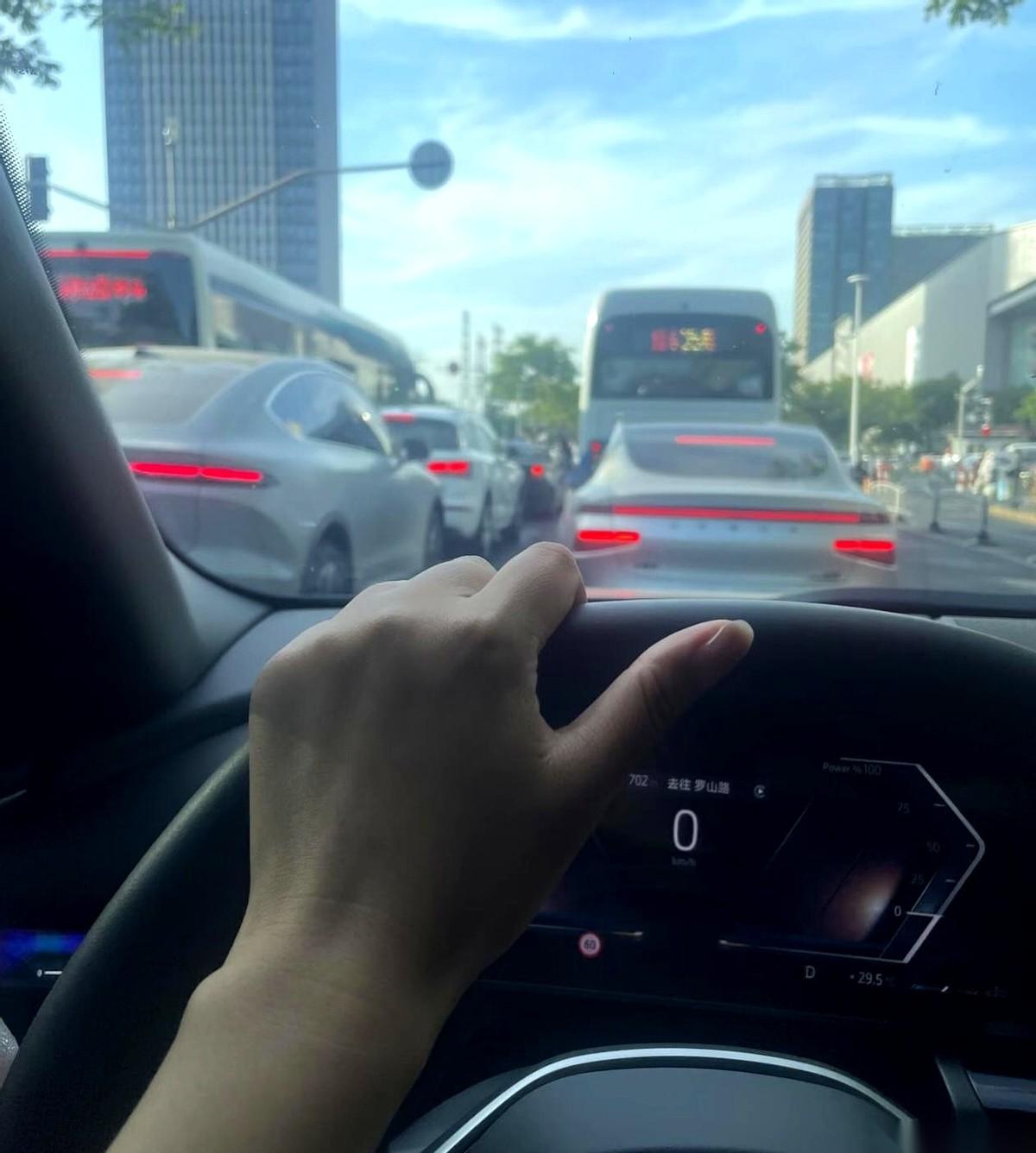就因为让搬个桌子，咱们公司那个00后的211高材生，今天涨红着脸把工牌往大厅一扔