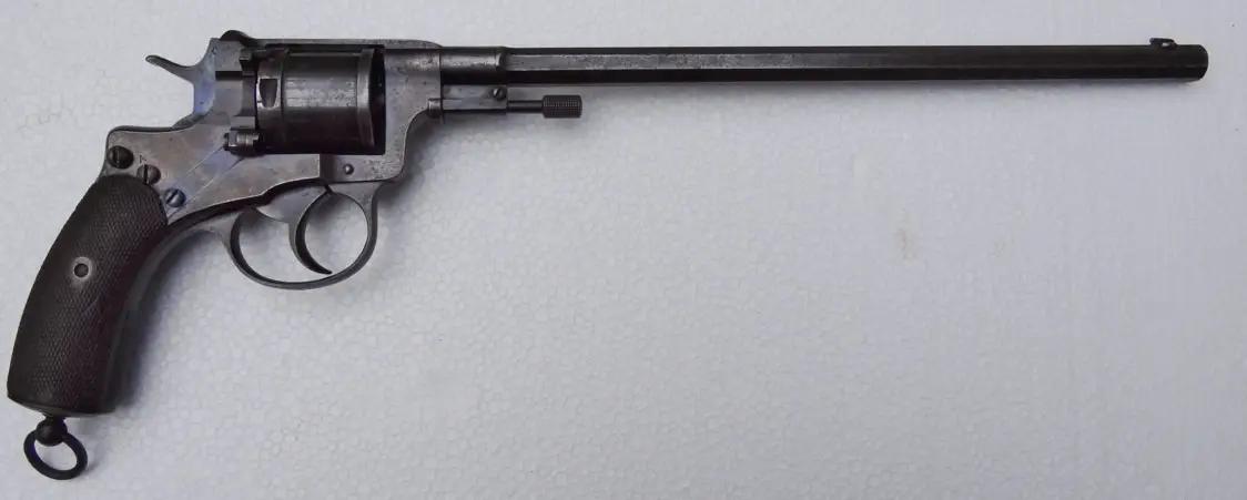 非常罕见的东西是一把枪管长30厘米的“左轮手枪”！此外，手柄背面没有用于安装铆钉