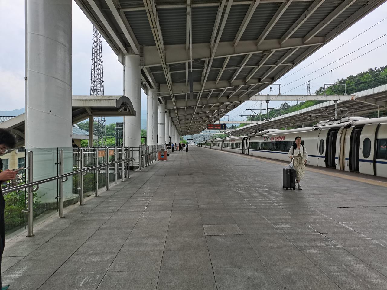 从不到一点出门去六安站坐车到金寨，
到现在又返到六安站，
原来金寨到杭州东站还是