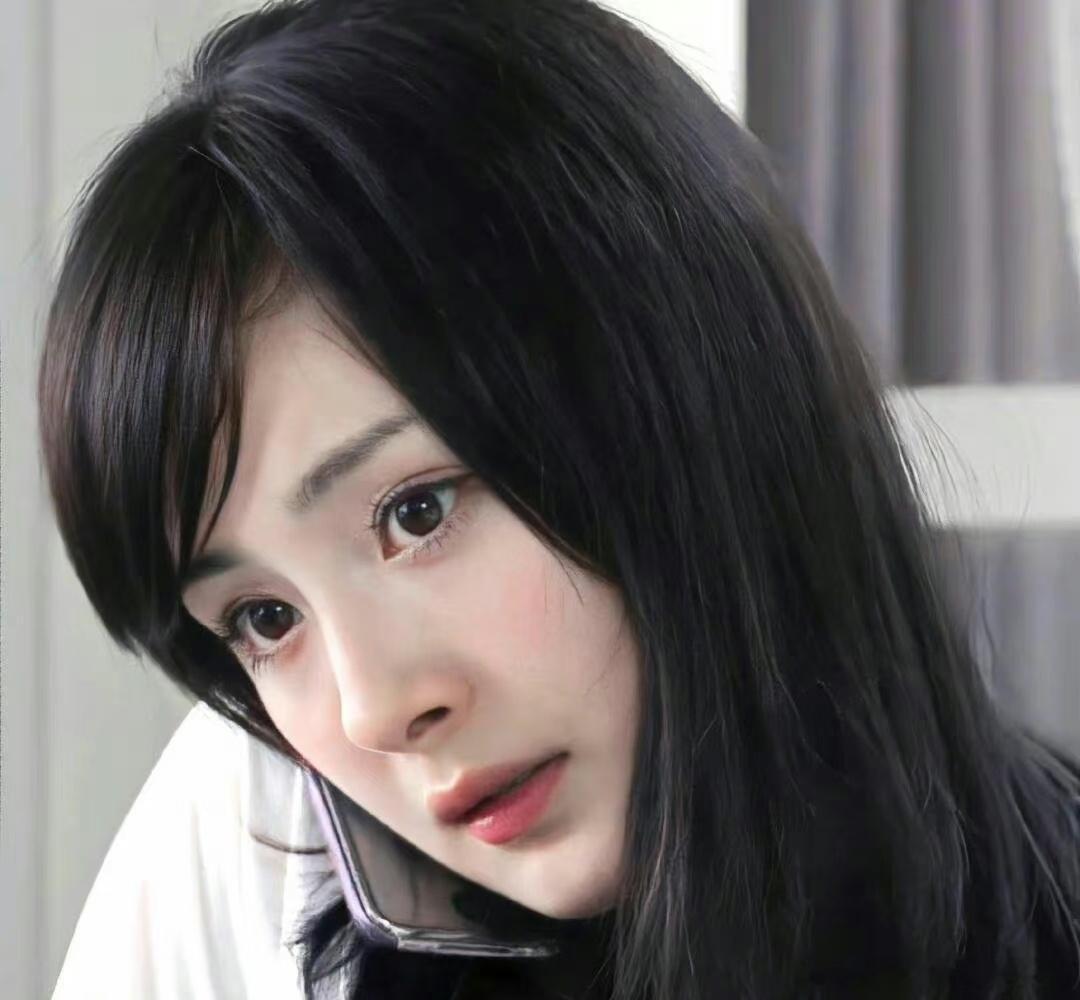 杨幂大学上形体课照片早期的大幂幂真的很清纯很灵动，一双狐狸眼辨识度拉满！ 