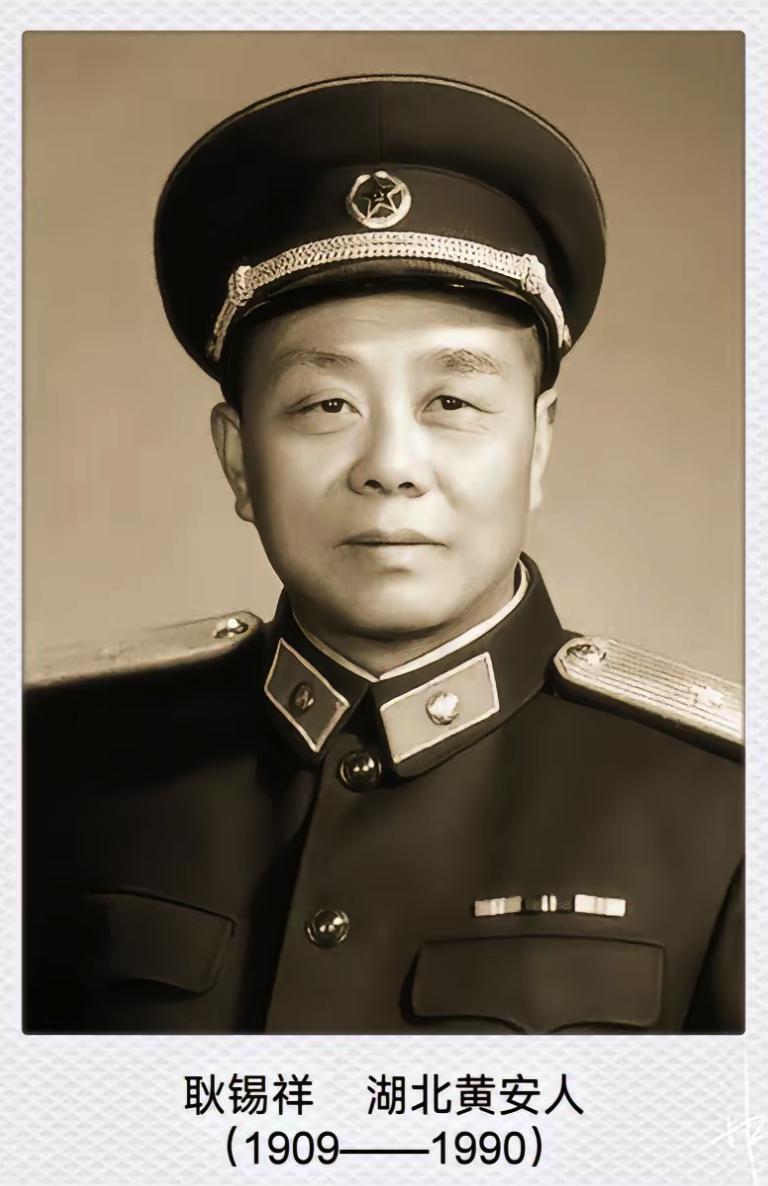 1937年，老乡端来面条却神色慌张。耿锡祥刚放下碗就跑，身后猛然炸响一声喊：“有
