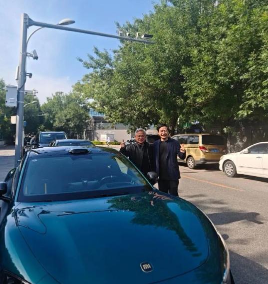 【英伟达CEO黄仁勋：很想买一辆小米汽车】日前，英伟达CEO到访中国，并表示：“