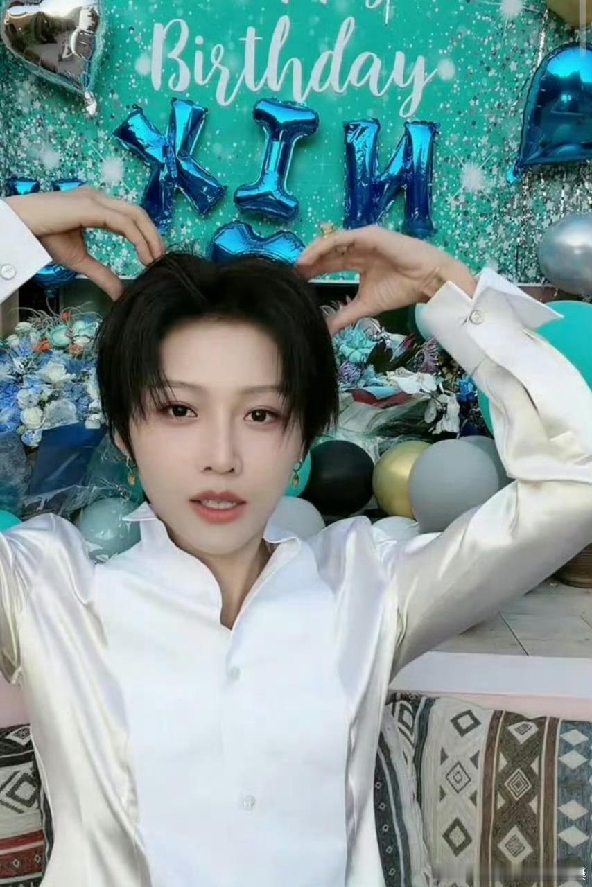 刘雨昕约喵娲娲下次再见谁懂啊！刘雨昕把头伸进盒子里讲话也太萌了吧，还主动约喵娲娲