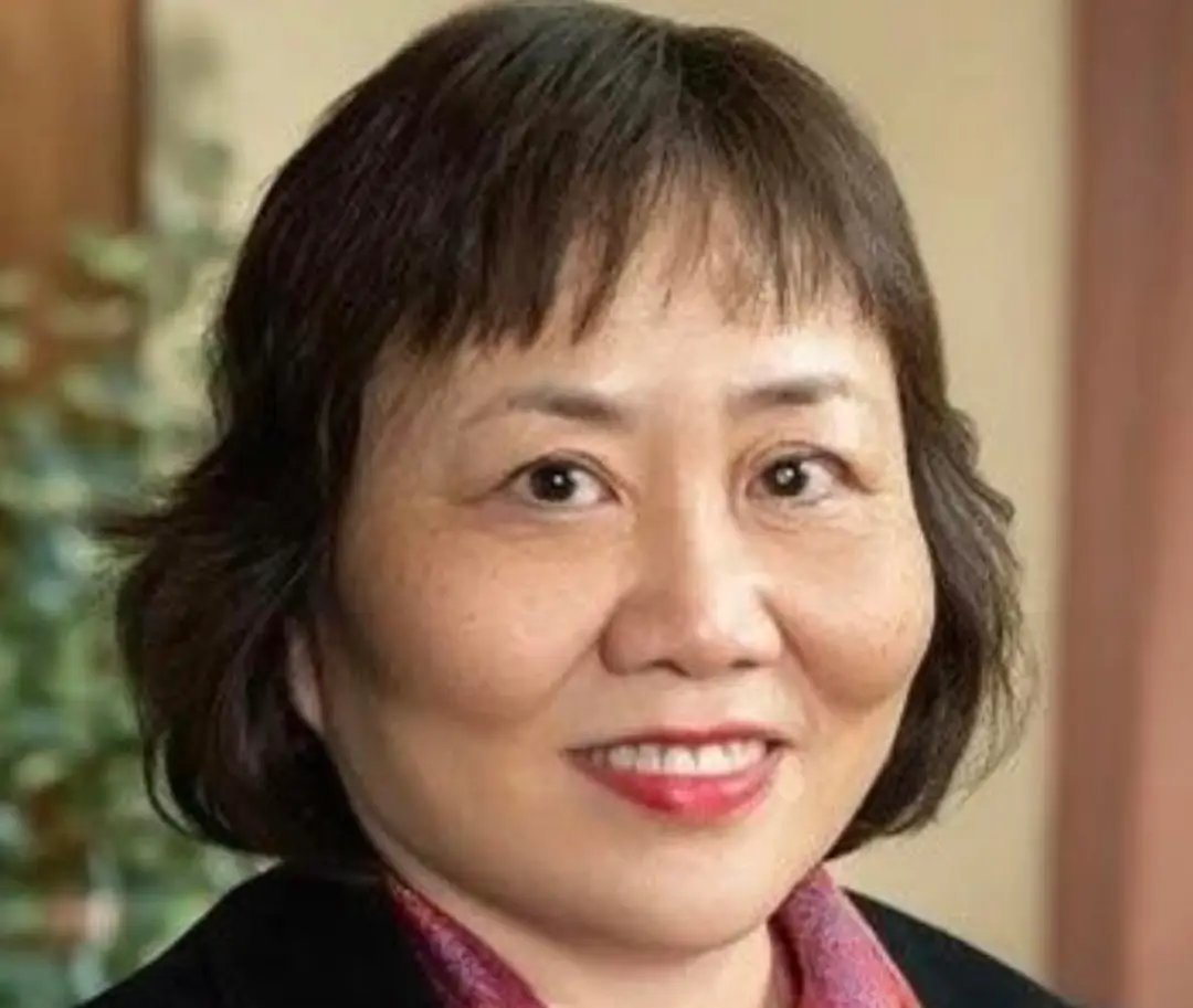 卓尔不群的颧骨 ​​​