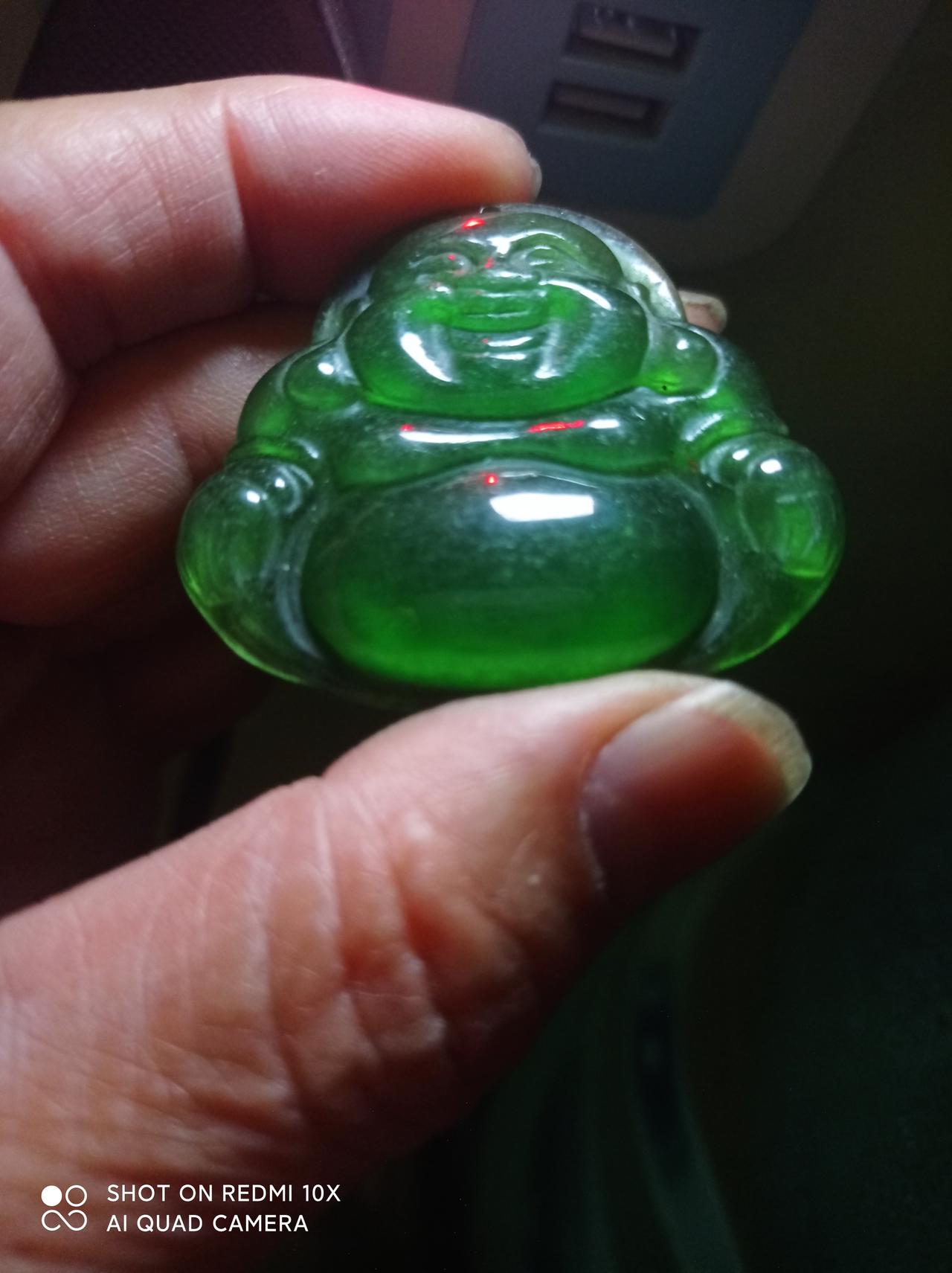 老坑玻璃种正阳帝王绿翡翠佛公，堪称翡翠界的顶级珍品！这老坑料质地细腻温润，水头极