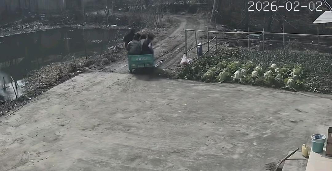 论一个司机的重要性，其实我最开始以为在第一个图那里就要跳水了，没想到是在后面拐弯