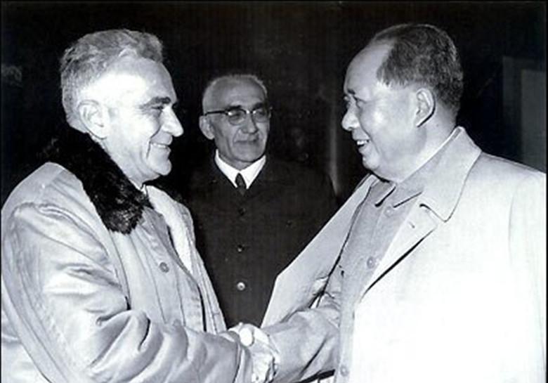 毛泽东与一位外国朋友并肩站在天安门城楼，这一难得的画面很快出现在人民日报头条！