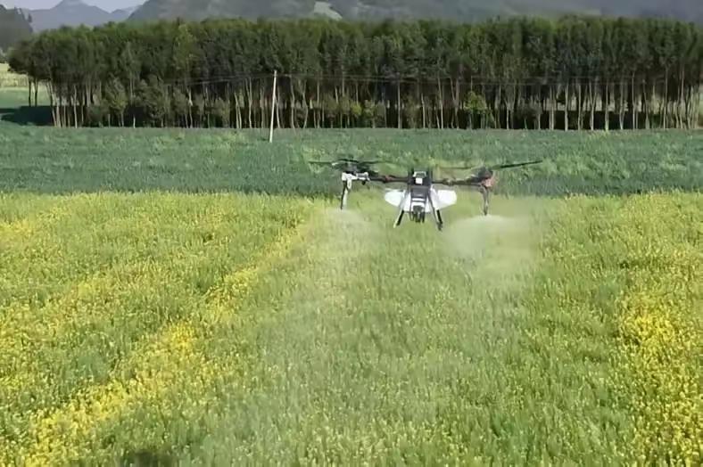 就问打药的无人机从哪来，谁派来的，很多人根本没搞清楚。
 
网上传得沸沸扬扬，可