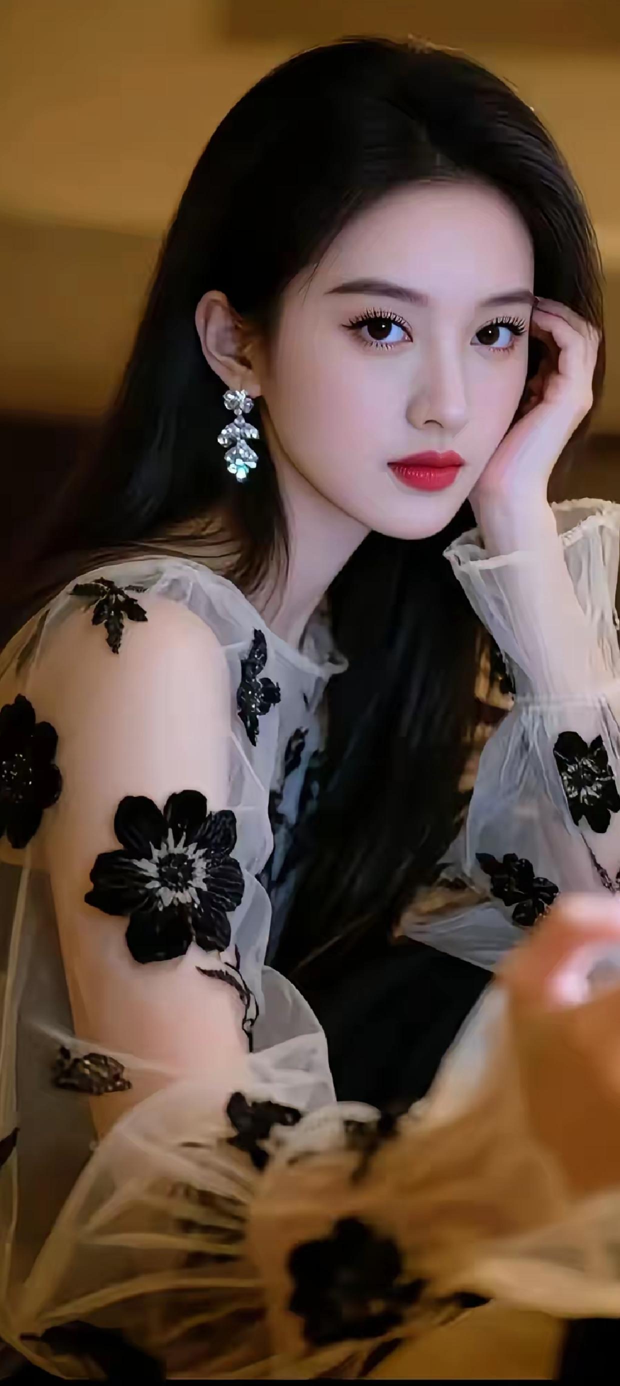 优雅黑裙，闪耀耳环，红唇轻启，尽显迷人魅力！