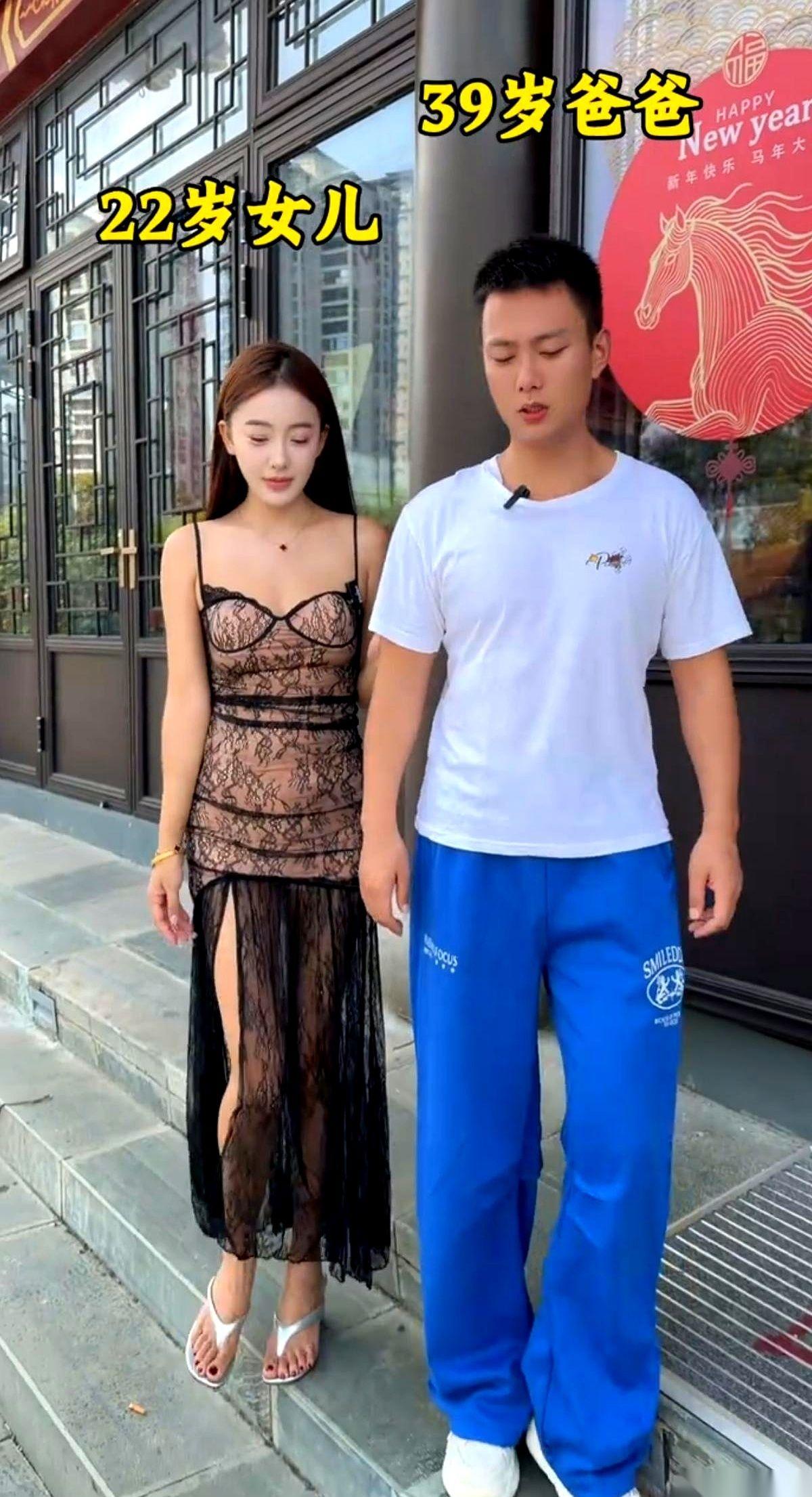 马路牙子边，一个22岁的长发女孩双手死死抱住身旁男人的胳膊，身子重心全靠过去，笑