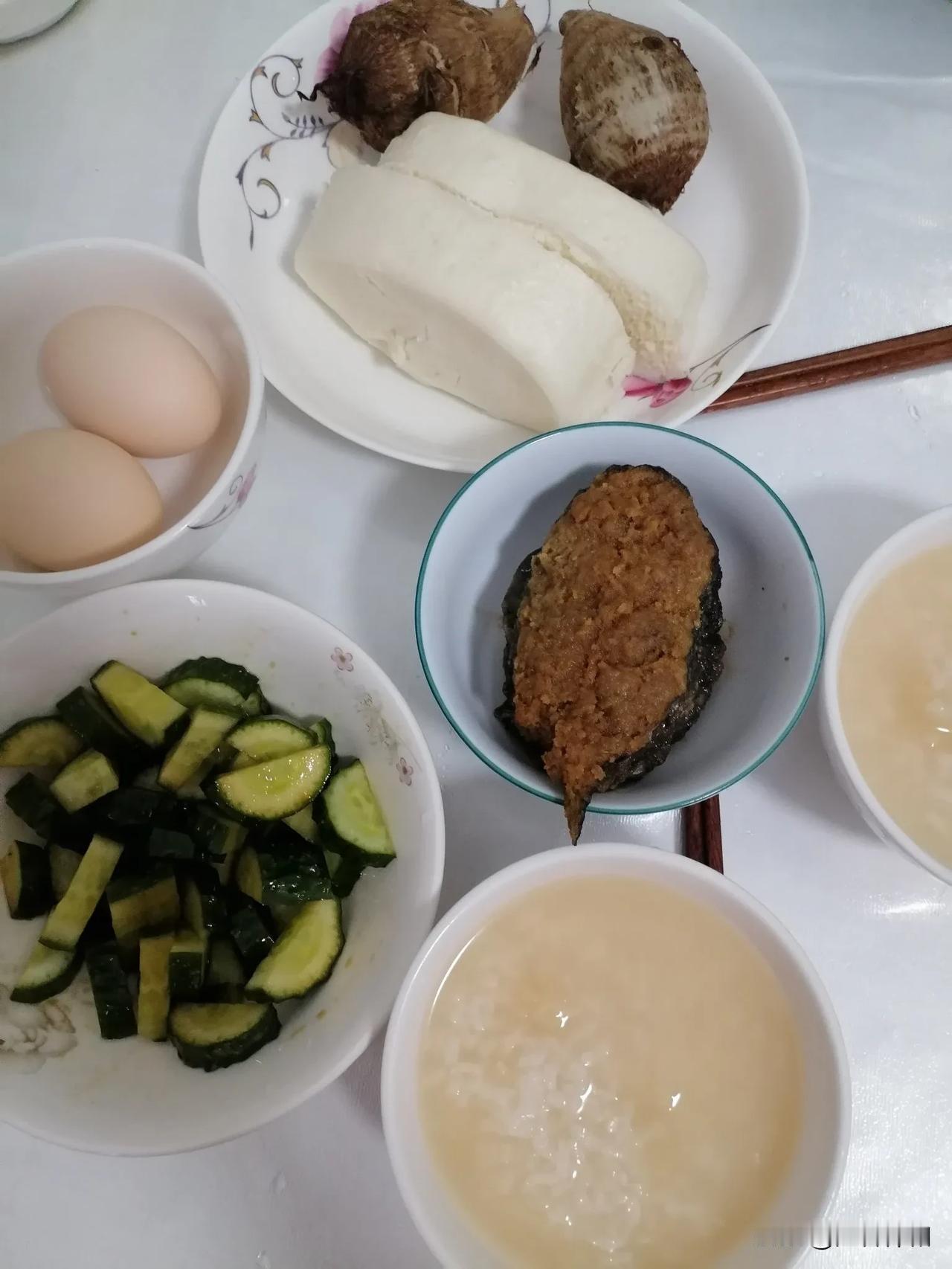 每一天的生活从晨起开始，生活需要仪式感，普通老百姓的生活，离不开柴米油盐酱醋茶～