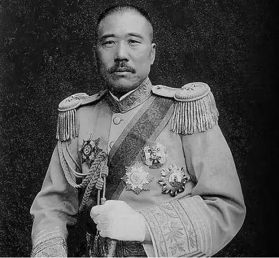 1926年一天晚上，张宗昌抱着脱光衣服的美人陈佩瑜，粗暴的把她扔到烧得滚烫的炕上