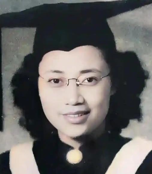 1950年，台湾一名女地下党在宿舍被捕，临走前祈求道：“我一个女人家，总得让我换