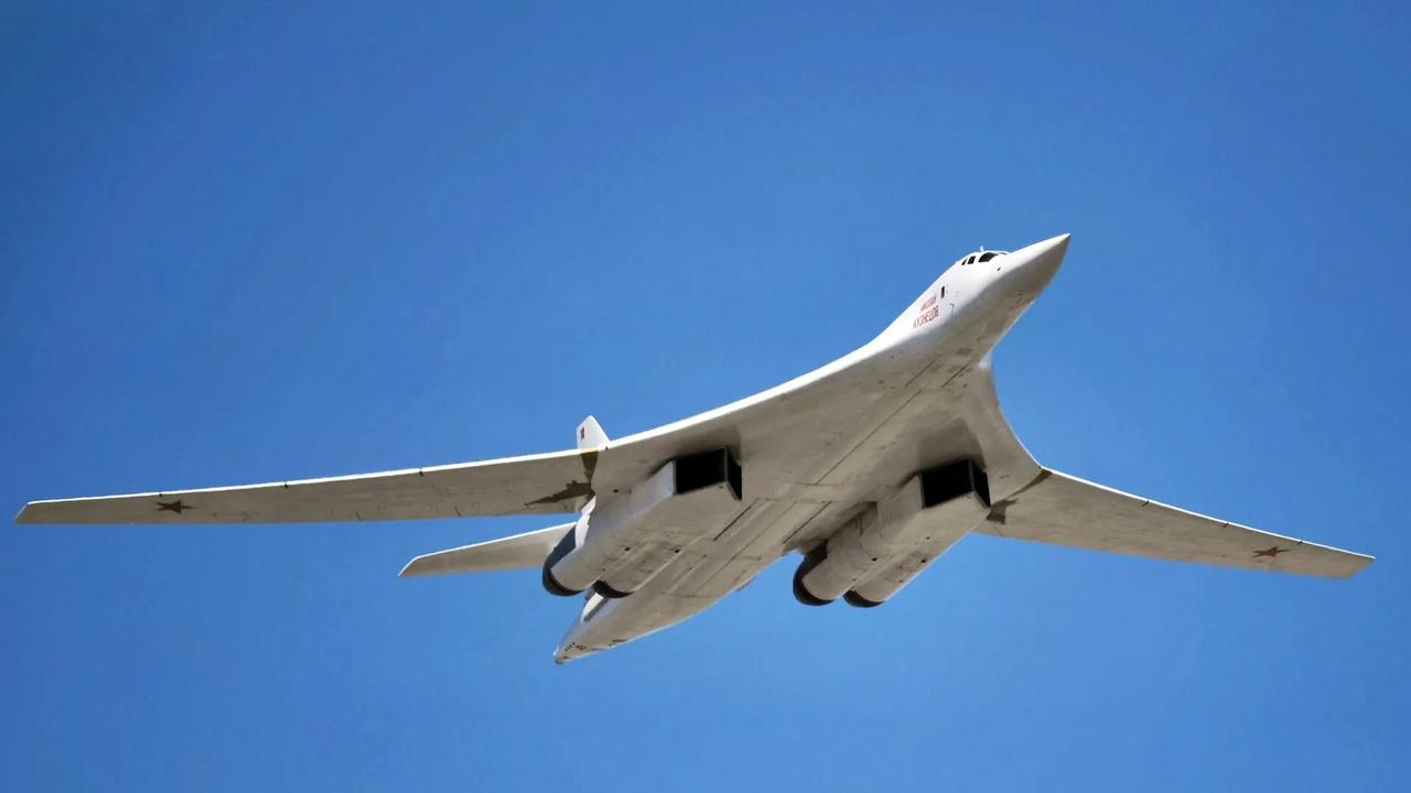 《图-160：美丽优雅的“白天鹅”》

在广袤的天空中，有一种飞机宛如天鹅般美丽