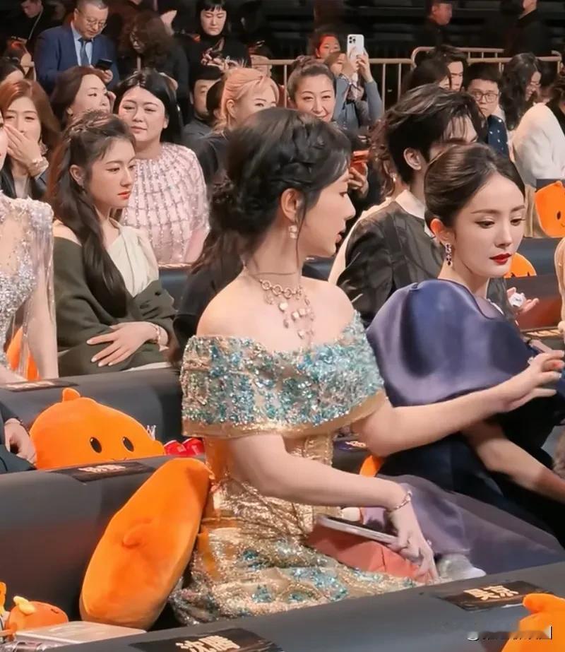 杨幂与杨紫两人参加某活动现场，俩人都好美啊，她俩之前有啥交集吗？意外的关系还挺好