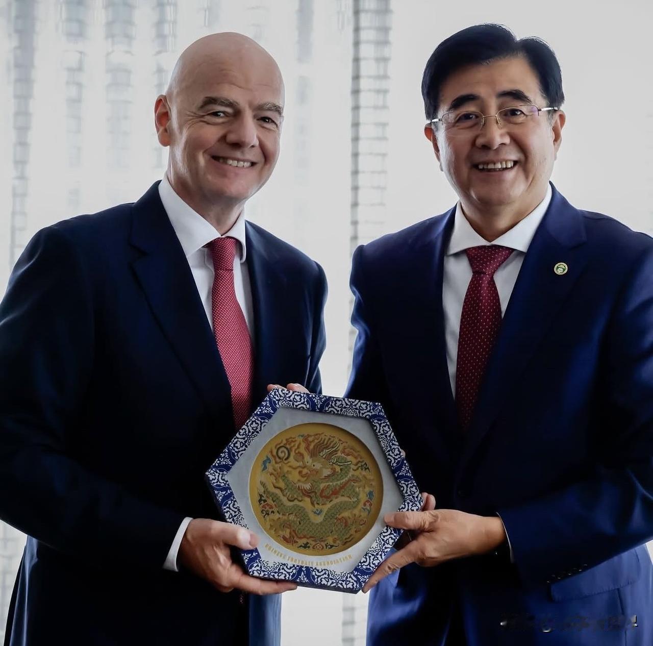 國際足聯主席和中國足協主席在加拿大的溫哥華會面，並互贈禮物🎁
Gianni_i