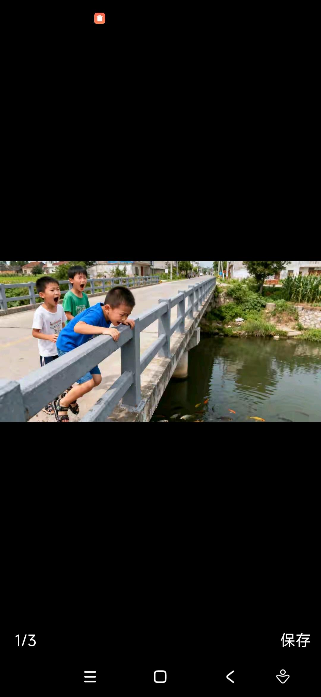 这是一则令人心惊又充满希望的故事：一个平凡的桥上，男童的无心一瞬，差点酿成无法挽