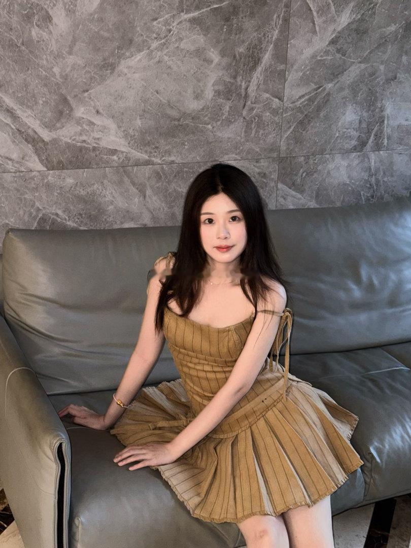 姐妹发来的美图，女明星～好miu的一套吊带裙子我之前说觉得会空，是因为肩带放的太