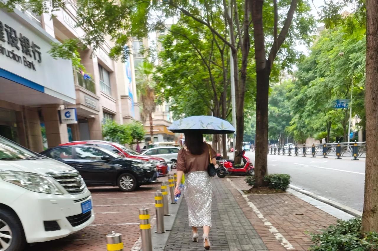 穷人的生活真的太难了，根本经不起一点风吹雨打。如果穷人家里有人生病，真的会一夜回