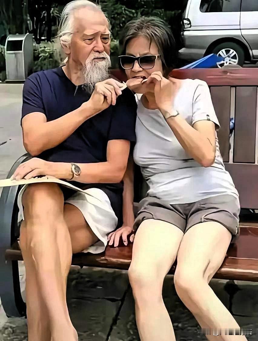 我有个闺蜜是护士，她偷偷告诉我，她说像王德顺这种的，90岁了，还是这么面色红润，