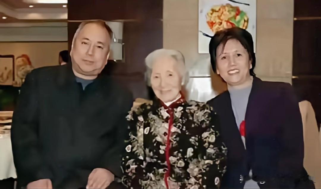这张合影，定格了李佩先生与钱学森之子钱永刚、女儿钱永真温馨相聚的瞬间。
画面里，
