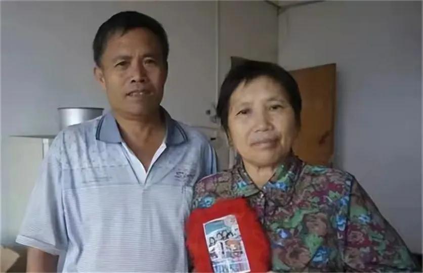 湖南，1男子丧偶后，娶了邻村女子为妻。谁料，这天他干完农活回家，离远看到妻子和1