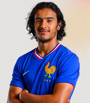 队报曼联是对布阿迪感兴趣的俱乐部之一里尔足球俱乐部希望在今年夏天将他打造成队史最