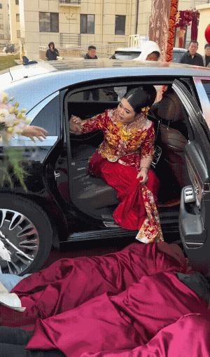 无语，无聊，无意义！这是第一眼看到此视频的三“无”感觉。

就挺纳闷的，为啥现在