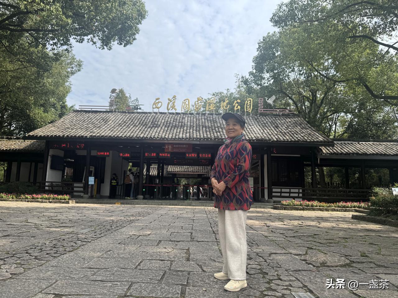 早晨我们一起去酒店自助餐厅吃早点，吃完女婿忙他的工作去了，我和女儿外孙女打车来到