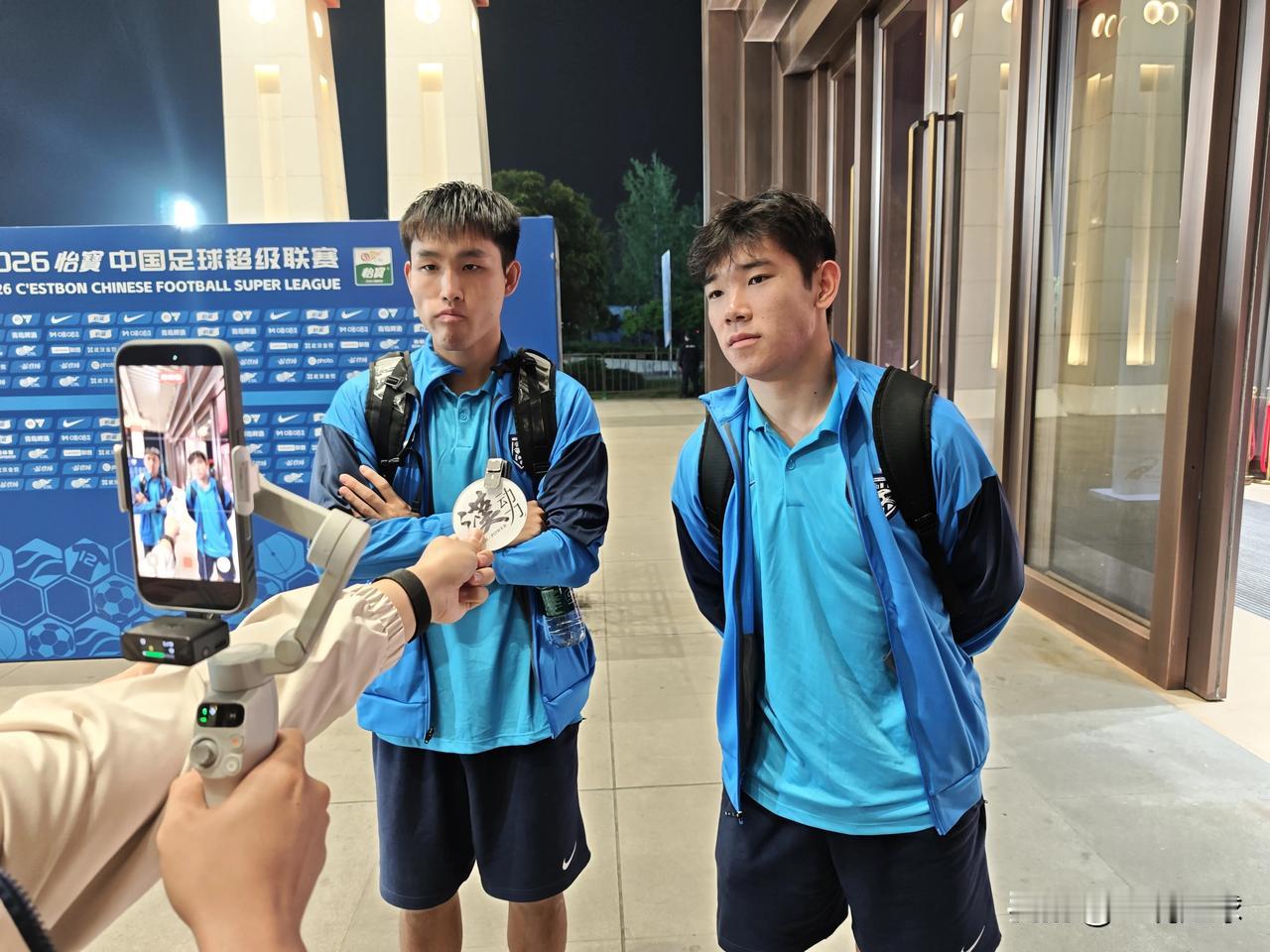 明天太阳会照常升起，向前看！⚽️

赛后采访这两位首发的U20小将王康&姜利勋，