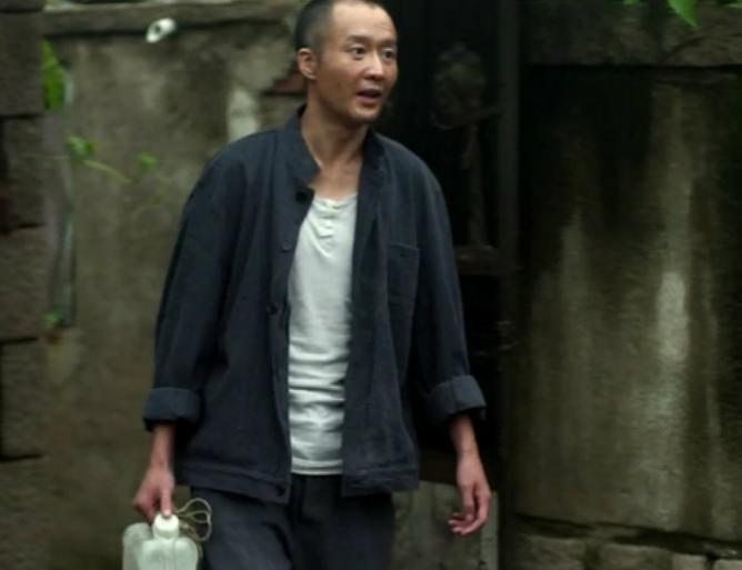2012年，《父母爱情》片场，戏刚开拍，孔笙发现少一个必要的龙套，正一筹莫展，转