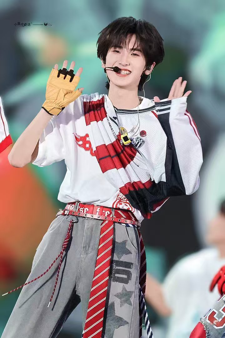 五公站姐出图 左奇函今天完全是男神来的，舞台也超级棒，唱歌跳舞都非常的稳站姐的审