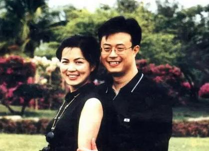 1999年，央视主持人白燕升和周佳刚新婚九个月，周佳突遭六级伤残，瘫痪在床。为了