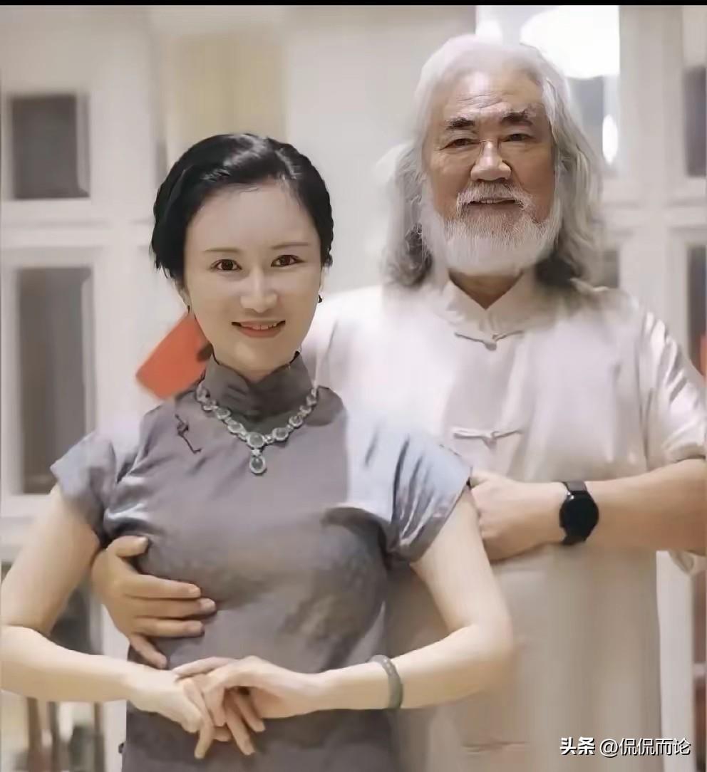 老张夫妇又出来秀恩爱了，两人这套衣服似乎像是打太极的服装，姿势一致，杜星霖这个双