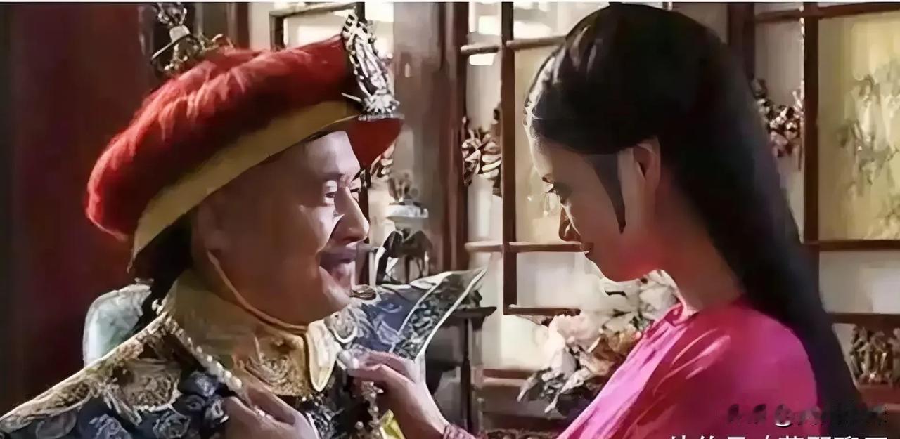 1703年，雍亲王正独自喝酒，身旁服侍的侍女，突然走上前低声地说：“王爷，奴婢陪
