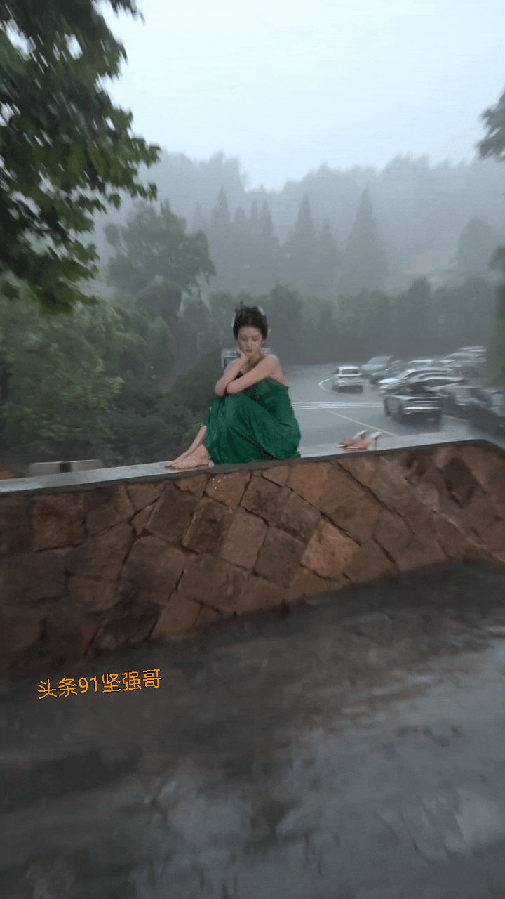 有点神似刘亦菲，你们觉得呢？