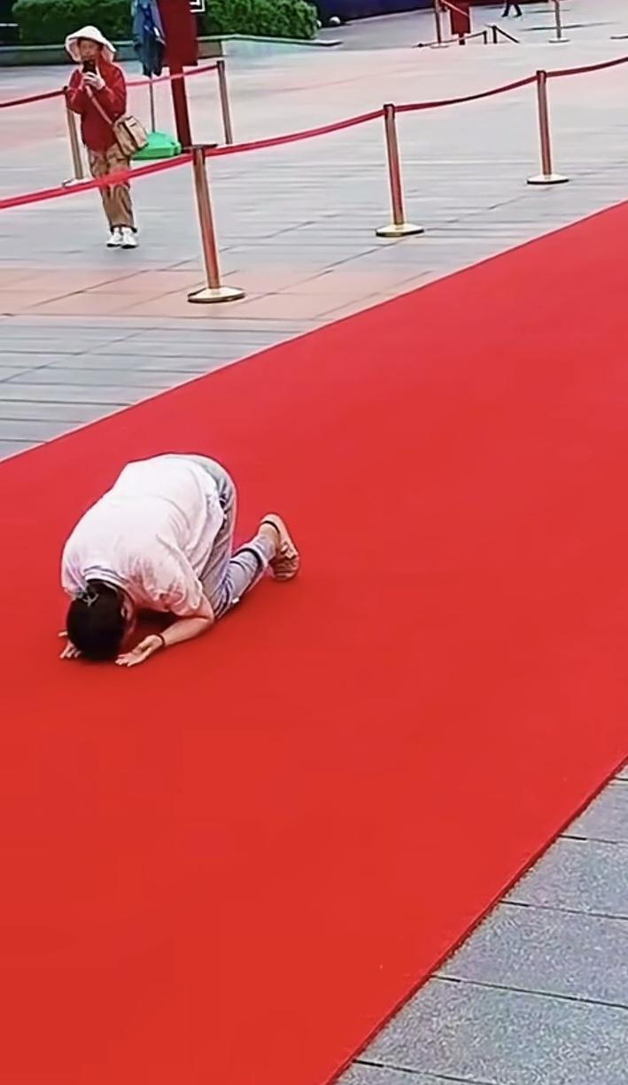 又刷到了这样的视频：几步一跪拜，几步一叩首（见截图一、二、三）。
我去年也看到过