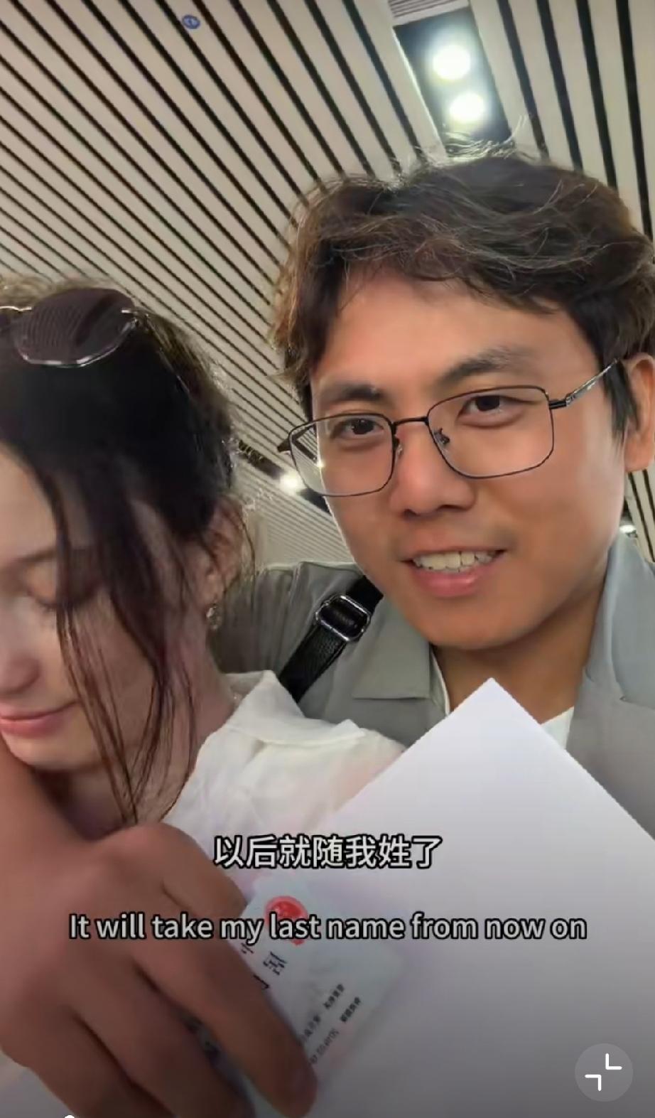 这边还在讨论要不要随母姓，那边却开始随父姓…别说彩礼，光这点就是降维打击啊[允悲