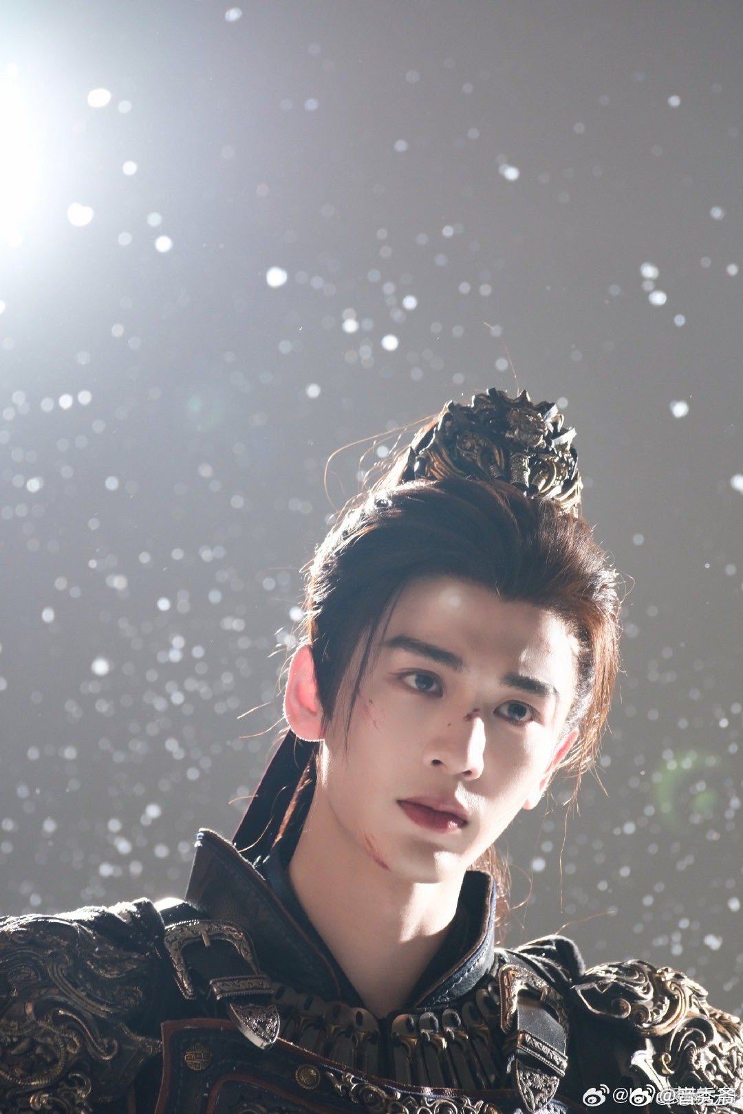 谢征雪地打戏帅成神了 谁看完谢征雪地打戏不喊一声绝，眼神里全是戏，打戏流畅又有力