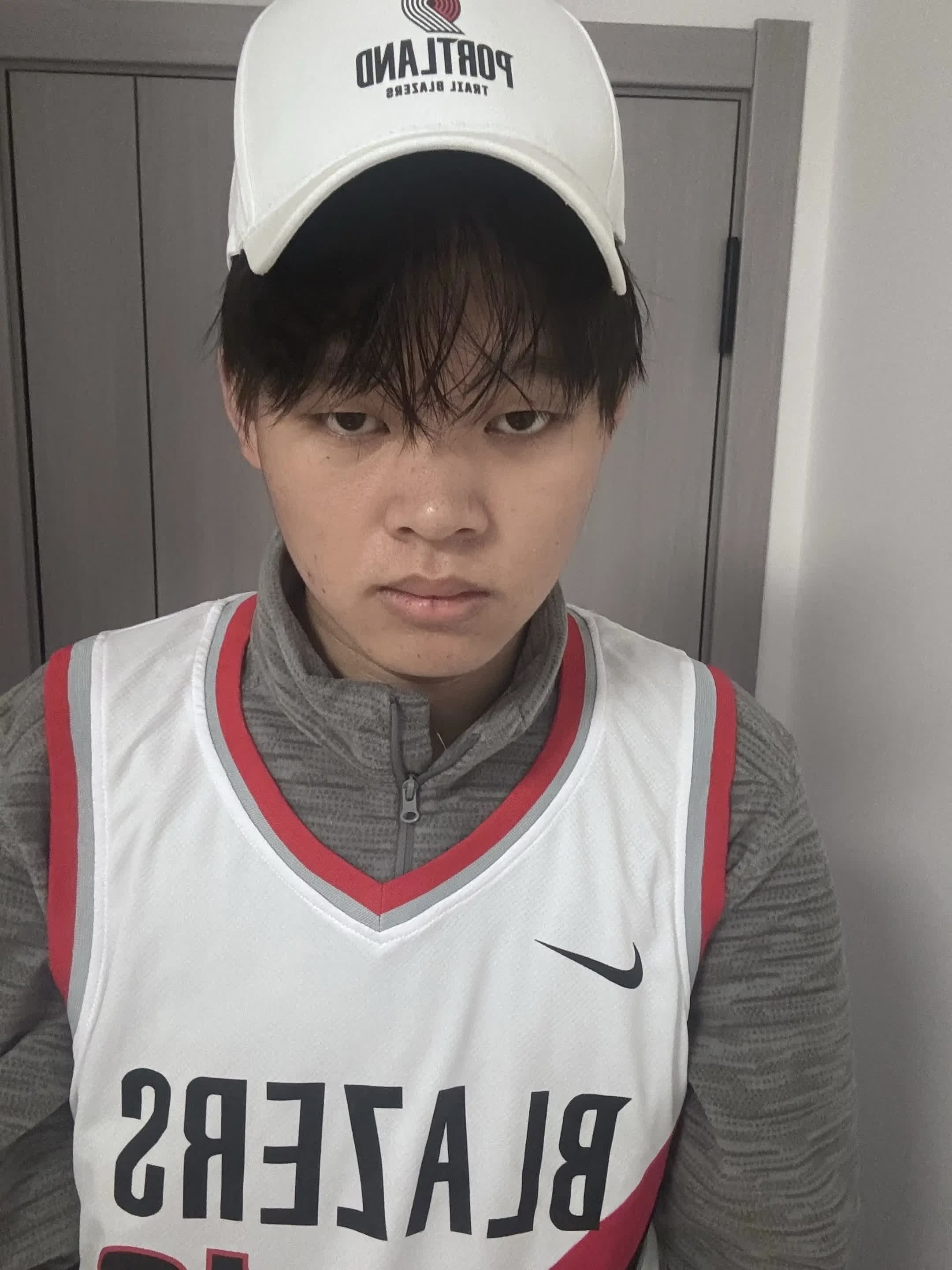 在篮球的舞台上，翰森正蓄势待发，期待着他的实力能如璀璨星辰般，彻底绽放。库里的名