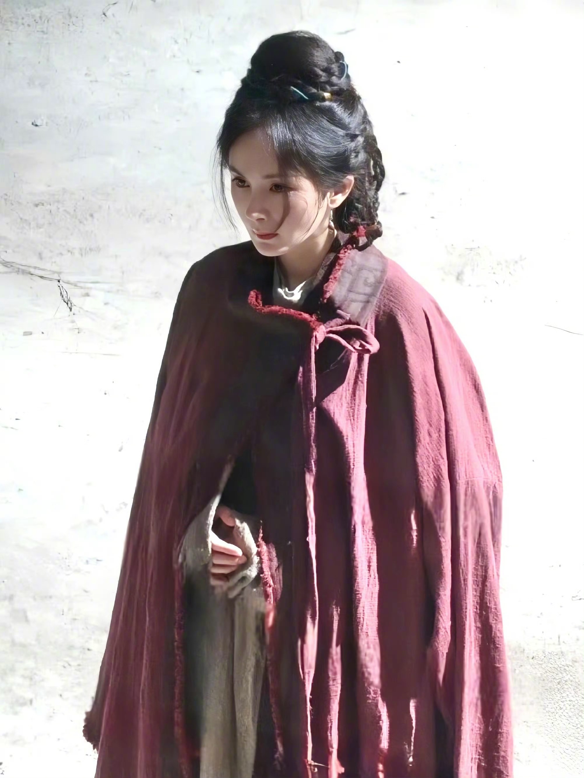 #晚安咪语##杨幂 越素越美#人美果然披块麻布都好看，朴素装扮也挡不住精致五官，