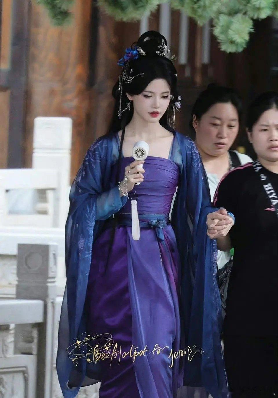 鞠婧祎离开了48，现在48都没什么人可以挑大梁了，现在应该是要尽力捧孙珍妮了吧 