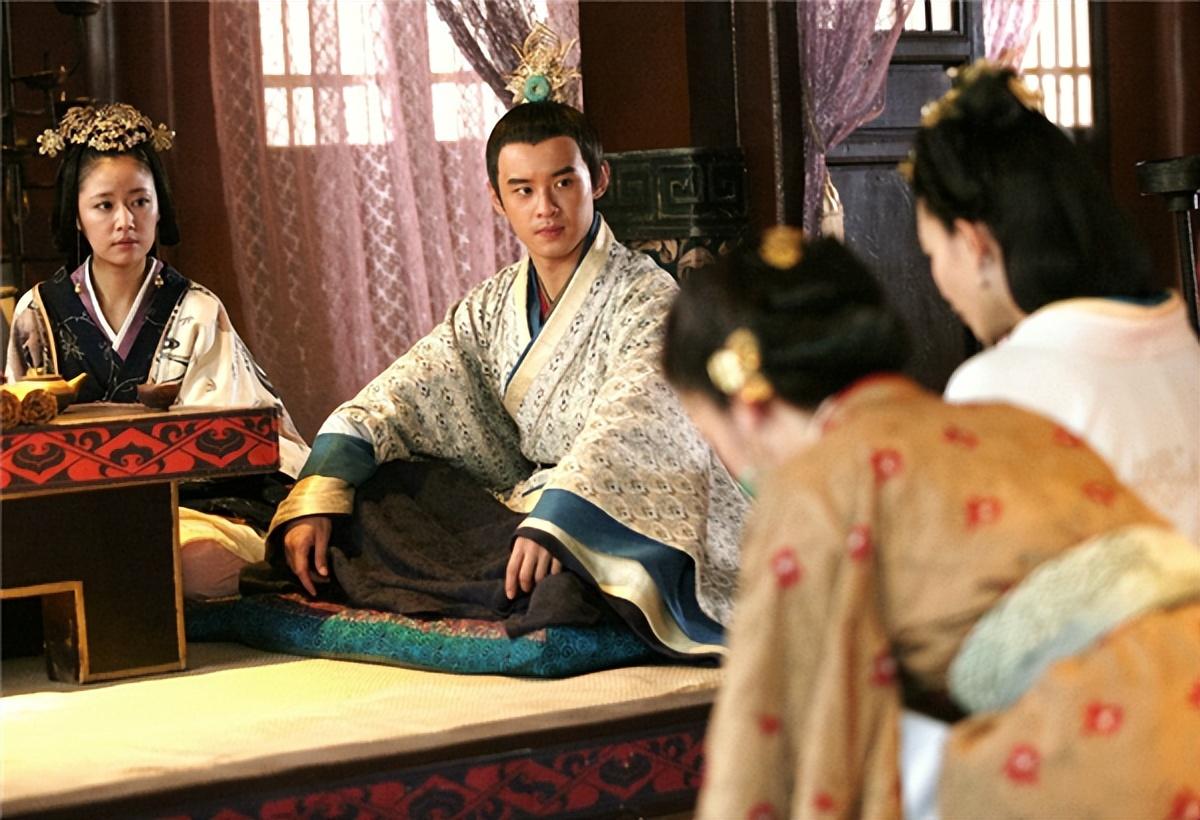 一个妃子，来了大姨妈，又舍不得让皇帝白跑一趟。于是对贴身宫女说：你把我的衣服换上