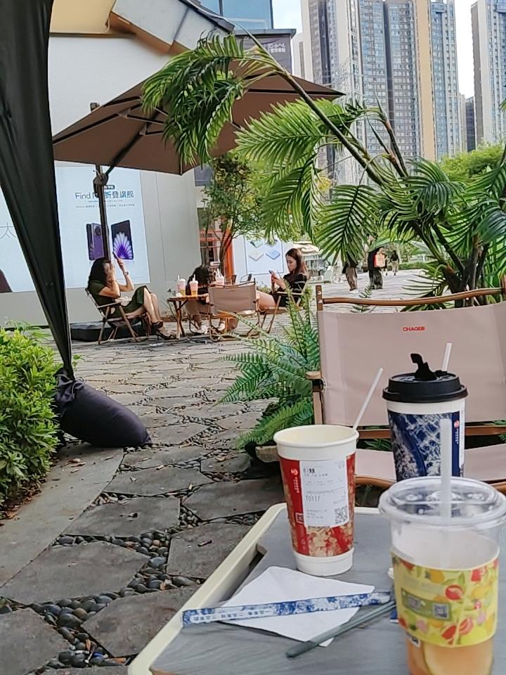 这轮牛市是机构牛，结构牛，而非散户牛，普涨牛。
为什么会是机构牛，结构牛，而没有