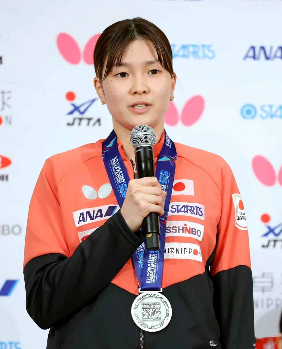 【日媒】在世界乒乓球团体锦标赛中获得银牌的日本女队，于12日从举办地英国伦敦返回