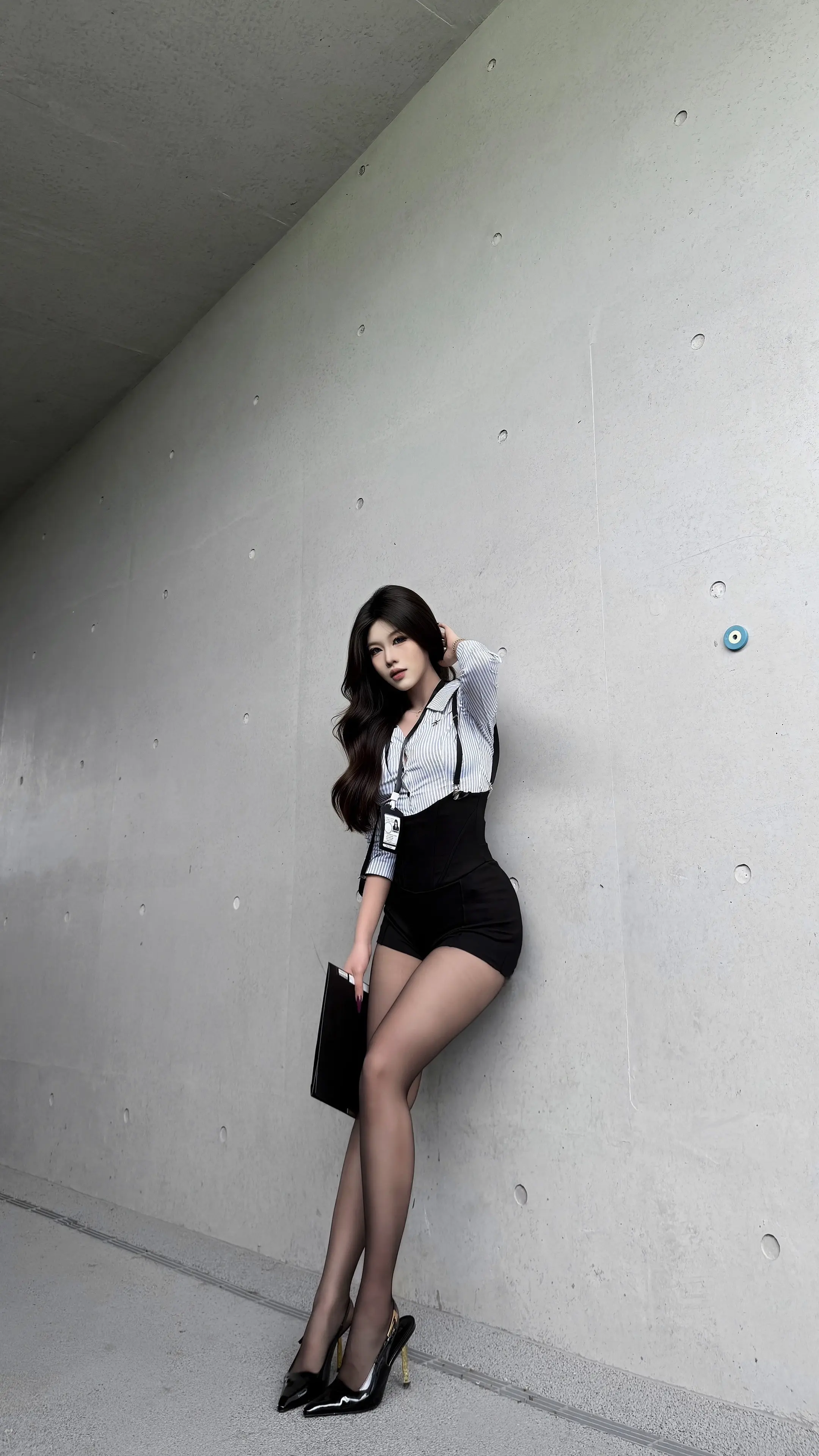 “那个总爱迟到的女秘书”