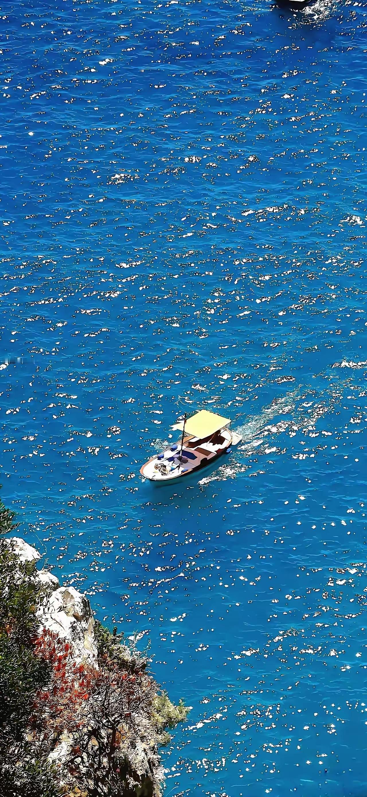 家长的教育焦虑，说到底，就是自己没能力给孩子兜底。
 
你给孩子备好底气、房产和